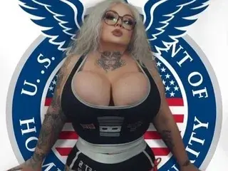 RaelynnRiley  live sex cam