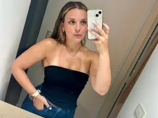 Caroluhot  live sex cam