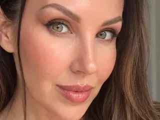 MaddieUKxxx  live sex cam