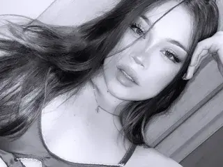 SophieMonroe19  live sex cam