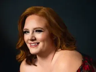 JulieGinger  live sex cam