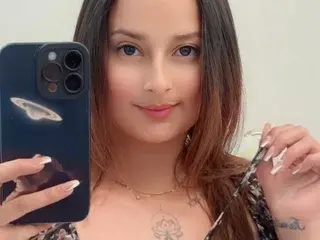 MissGoldenWife  live sex cam