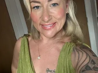 LittleMissSweetLips  live sex cam