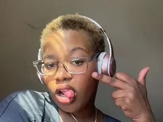 MilfArie22  live sex cam