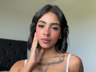 Kiara_Elyon  live sex cam