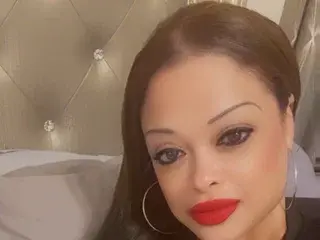 WomaninThemiddle  live sex cam