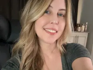 KayBayBees  live sex cam