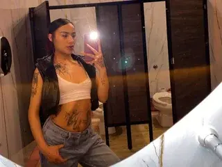 Emilytomsoon  live sex cam