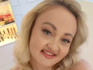 CandyMillia  live sex cam