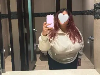 Meeraxox  live sex cam