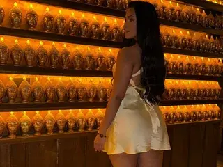 Ellythomso  live sex cam