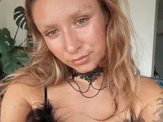 DaisyBlaze  live sex cam