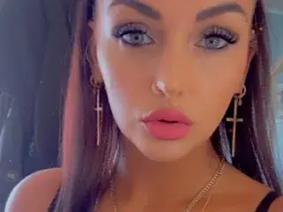 Kizzi_baby  live sex cam