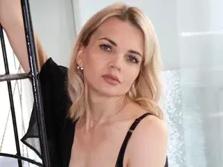 AnnaBennet  live sex cam