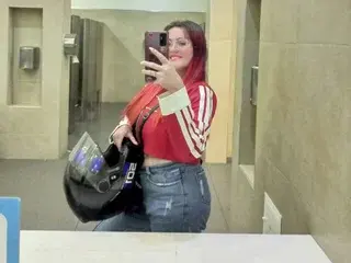 Carolinhe26  live sex cam