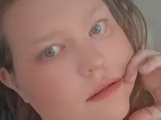 KinsleySummerXx  live sex cam