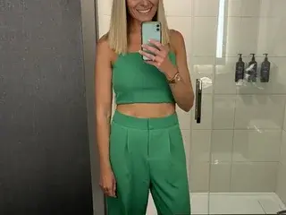 RebeccaXoXo  live sex cam