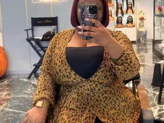 BustyDee100  live sex cam