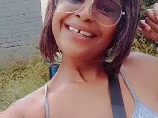 Thickbootykim  live sex cam