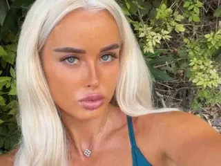 Jessylee25  live sex cam
