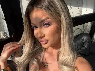 LaraBrynn  live sex cam