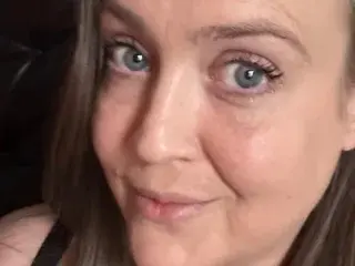 SuzyJohnston  live sex cam