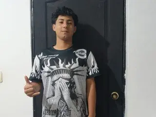Robertt_Brown  live sex cam