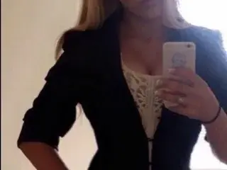 Blondiedolly  live sex cam