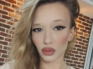 AnyaGlow  live sex cam