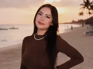 DenniseHilton  live sex cam