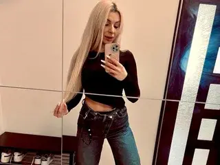 GoldenSinn  live sex cam