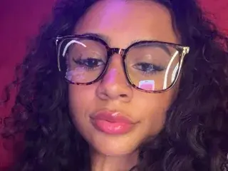 Lightskinchick25  live sex cam