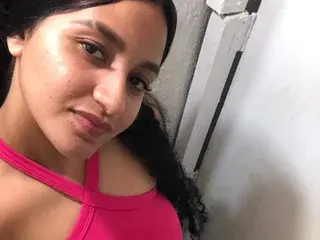 Saraynaughtyhotter  live sex cam