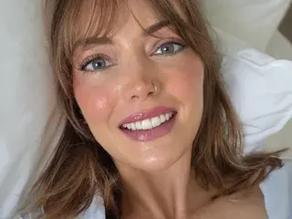 DaisyWrenUK  live sex cam