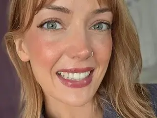 DaisyWrenUK  live sex cam