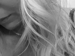 Elly49  live sex cam