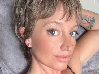 Wiferafterdarkxx  live sex cam