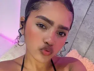 Andreinaevans  live sex cam