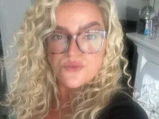Curlycherryuk  live sex cam