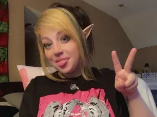 LunaSynns  live sex cam