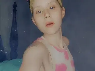 BreezyBree95  live sex cam