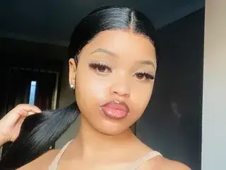 LilMissZee  live sex cam