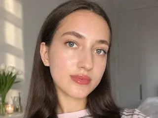 LindaRomano  live sex cam