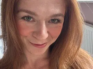 Housewife_kirst  live sex cam