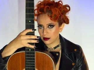 Sahratayl0r  live sex cam