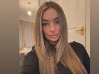 PeachyLittleSecretX  live sex cam