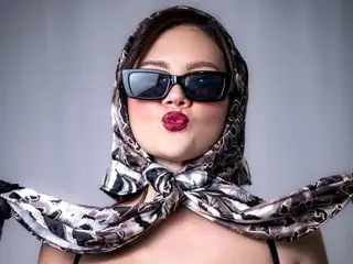 MaxineBlue  live sex cam