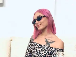 SophieeeXX  live sex cam