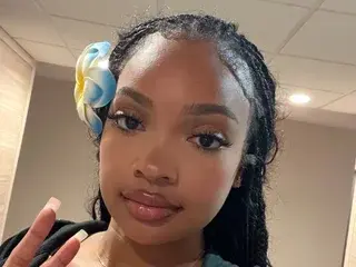 HalleTheStar  live sex cam