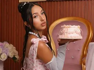 Sweetmilkylally  live sex cam